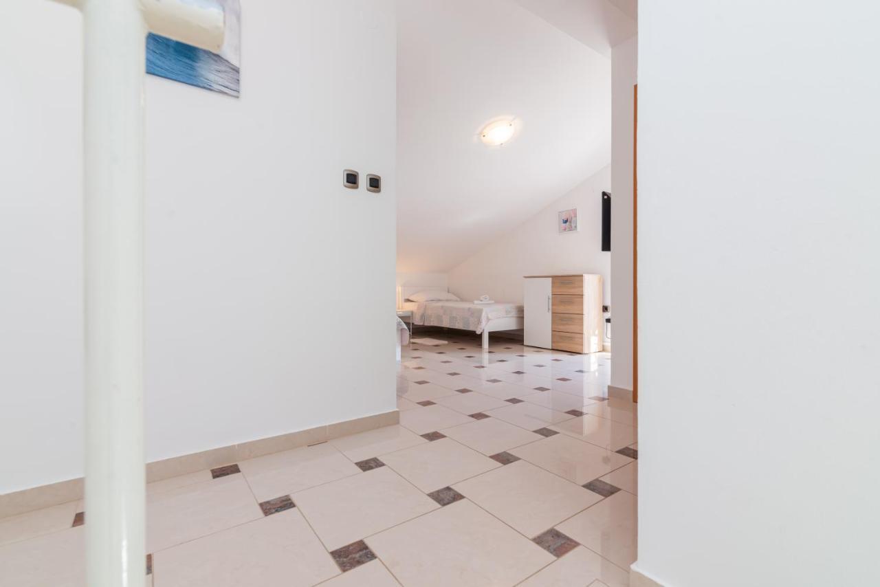 Beautiful Apartment Lovorka 6 , Baska, Krk Exterior foto